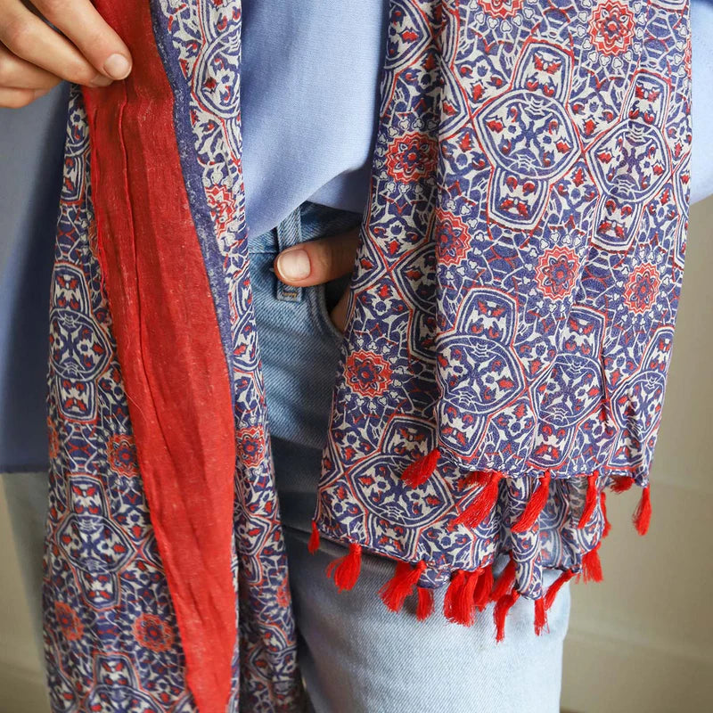Red Circular Red Border Tassel Scarf